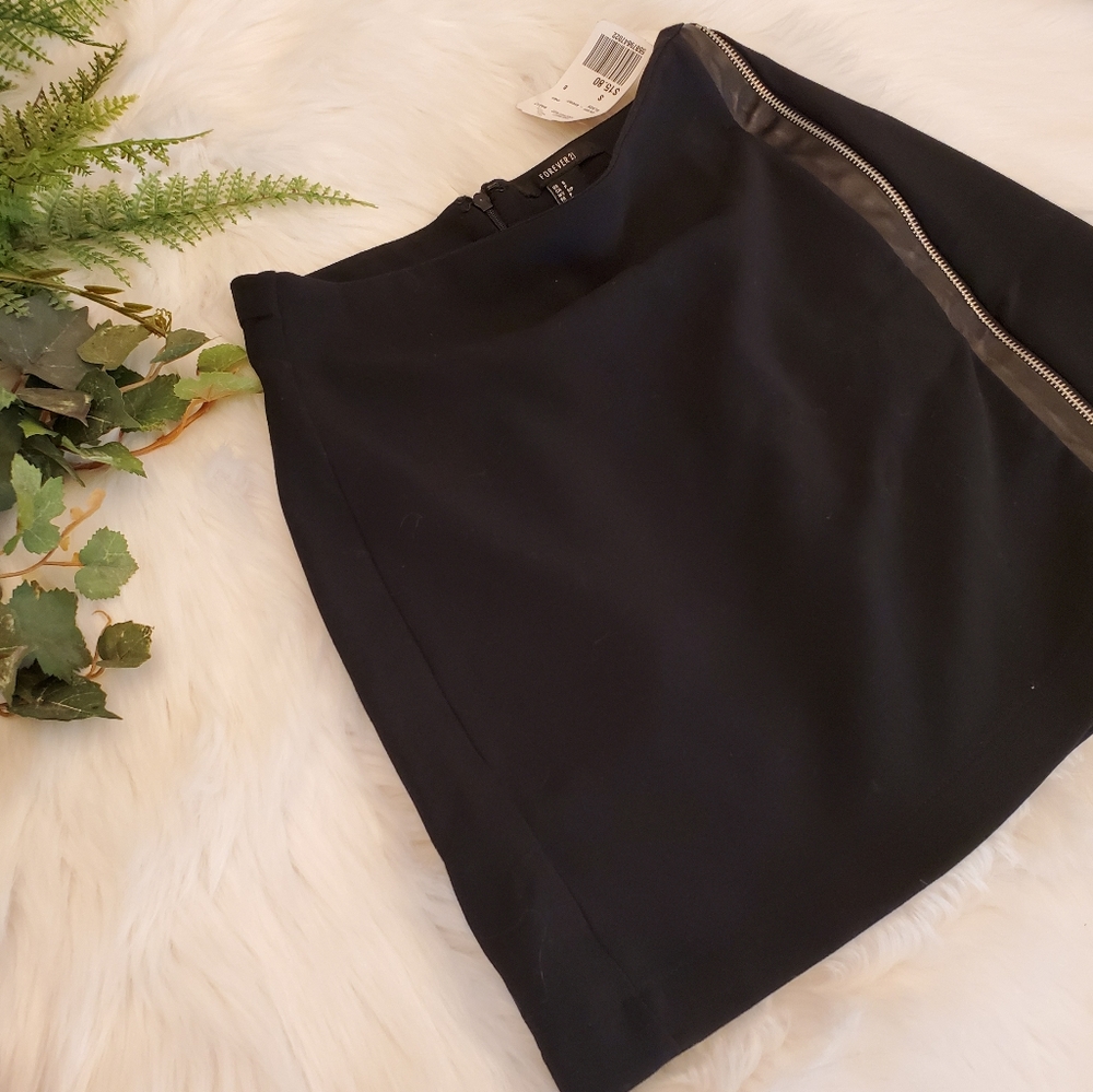 NWT: Forever 21: black mini skirt